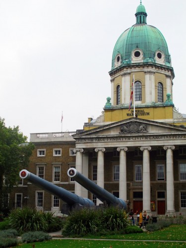 We met underneath the 15" naval guns in front of the Imperial War Museum, London. Photo by Benjamin Wenk