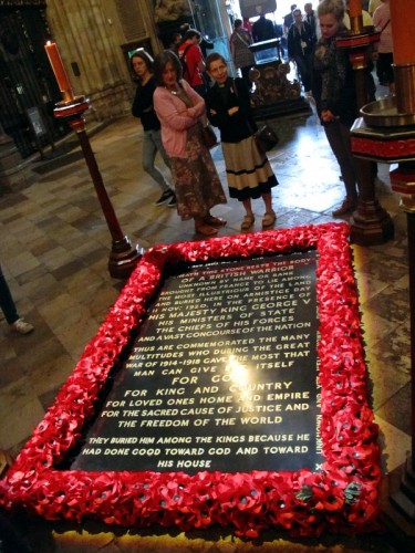 First glance of The Tomb of the Unkown Warrior, inside Westminster Abbey.